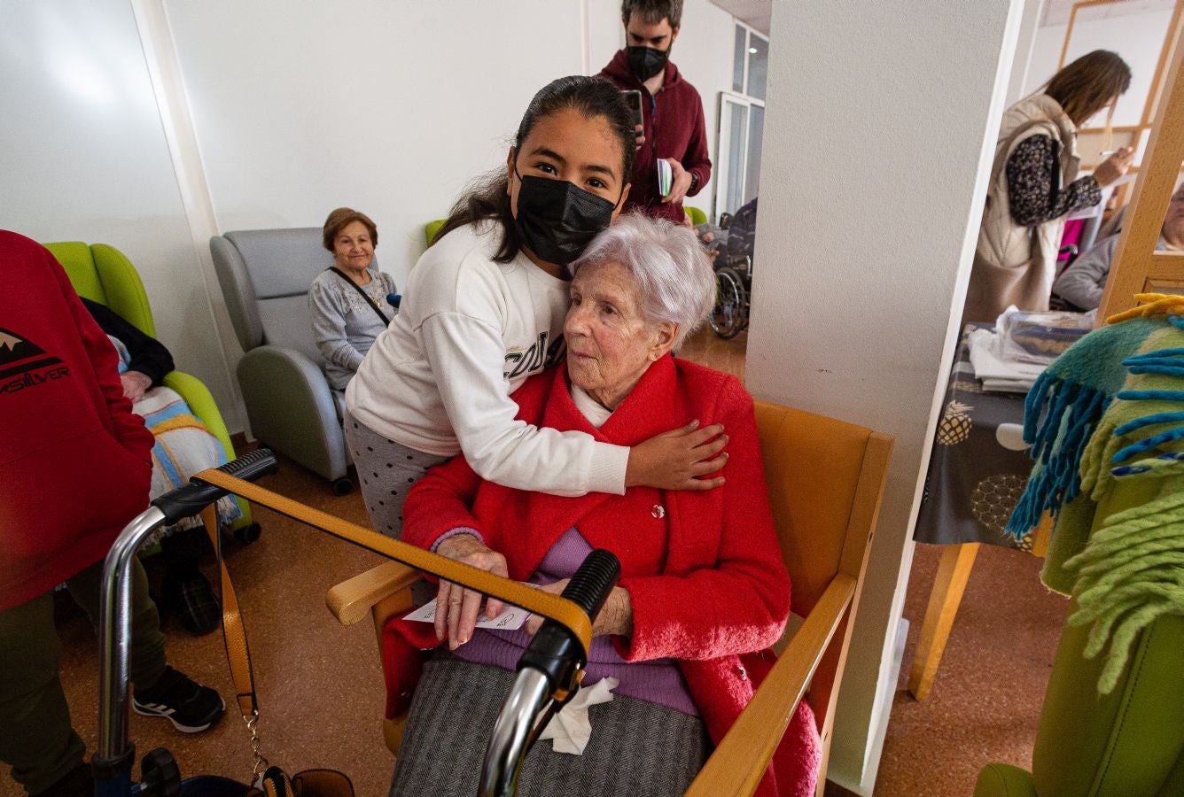 Fotos: Cartas que llevan la Navidad a la residencia de Andoain