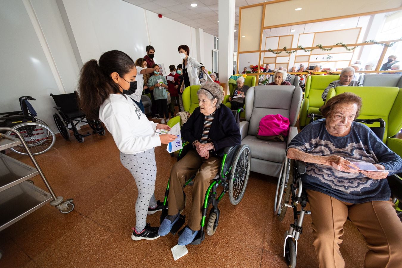 Fotos: Cartas que llevan la Navidad a la residencia de Andoain