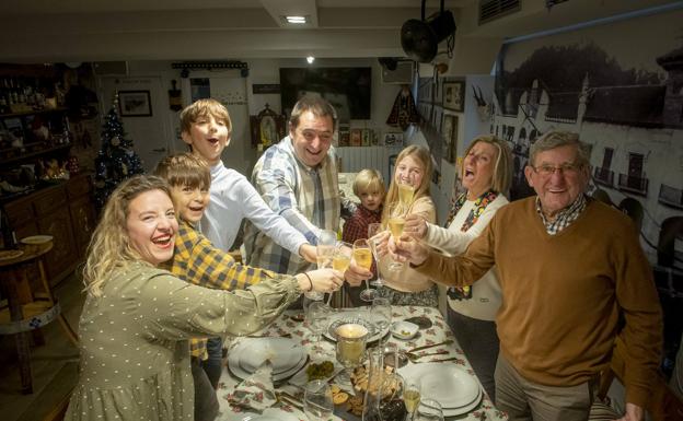 La familia Escalante-Arnáez brinda por las próximas fiestas vanideñas en su txoko de Beasain, donde ya tienen todo preparado. 