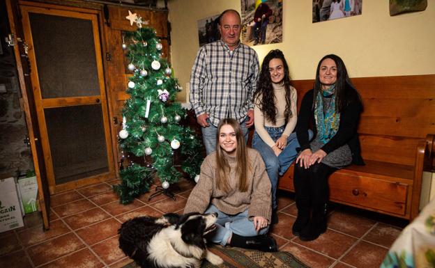 Antton, Manoli y sus dos hijas han acogido en su casa de Hernani a María Kovalska, donde celebrarán las fiestas de Navidad. 