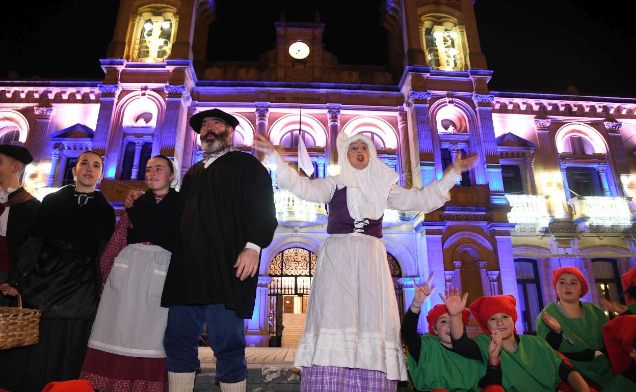 Olentzero y Mari Domingi, en el desfile de Donostia. 