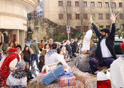 Imagen secundaria 1 - Intenso recorrido de Olentzero y Mari Domingi por toda Gipuzkoa