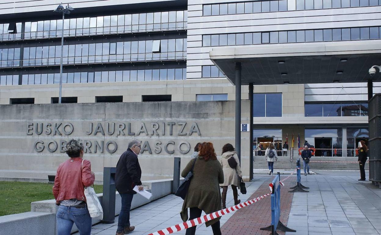 Langile gehienak, %65,6, autonomia erkidegoko administraziokoak dira