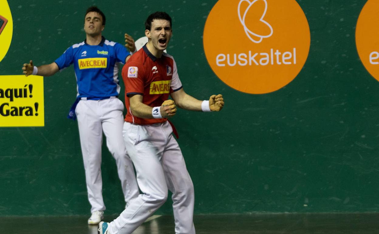 Jokin Altuna celebra un tanto mientras Jon Ander Peña se lamenta a su espalda este domingo en Eibar. 
