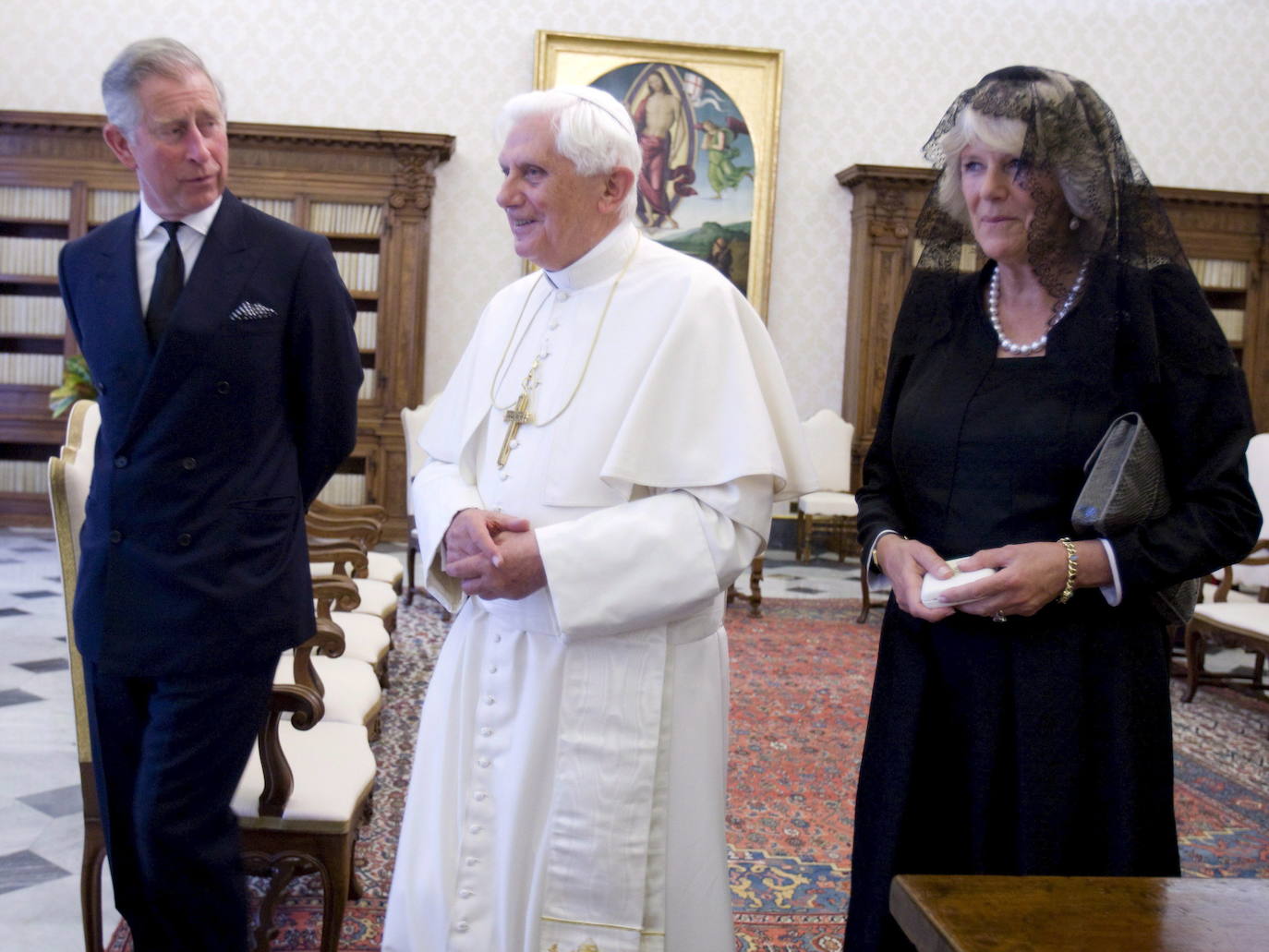 Benedicto XVI conversa con Carlos de Inglaterra y su mujer Camilla, en Ciudad del Vaticano.