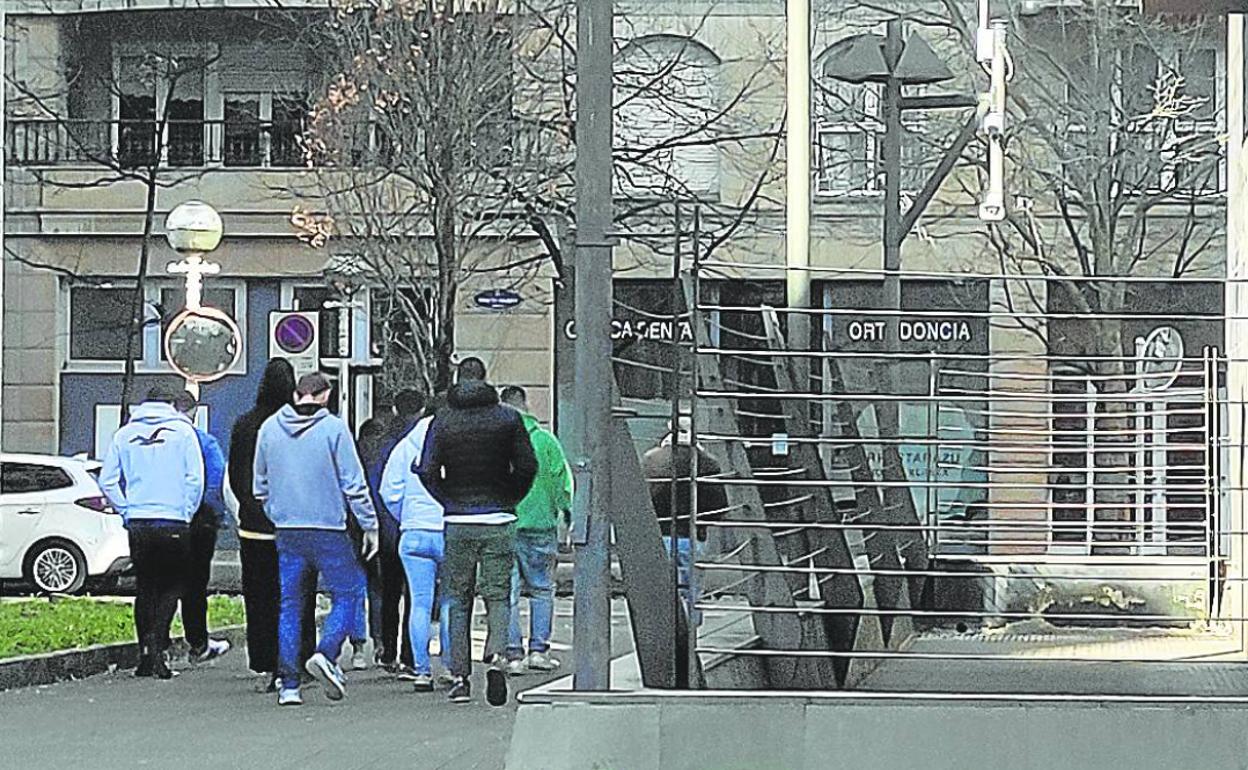 Los amigos de Lukas Agirre cerca de la comisaría de la Ertzaintza