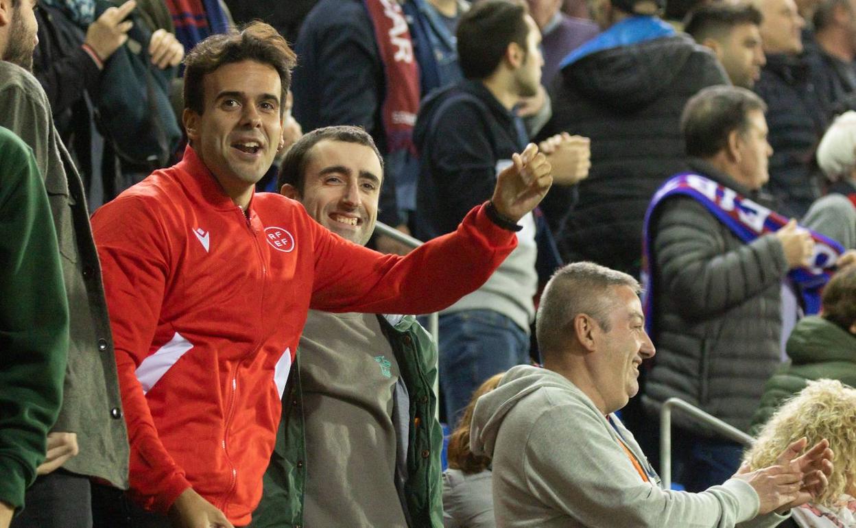 Aficionados del Eibar celebrando en Ipurua el gol ante el Lugo.