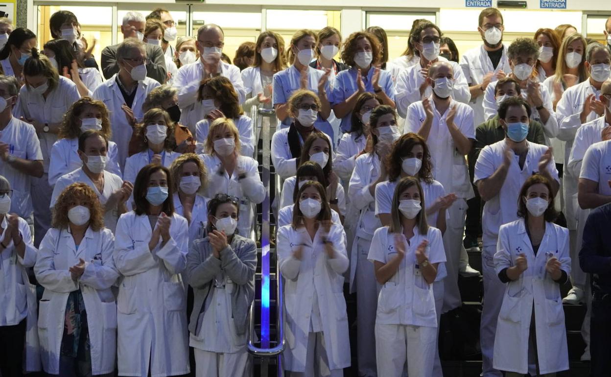 Los sanitarios del Hospital Donostia, en la concentración celebrada este lunes. 
