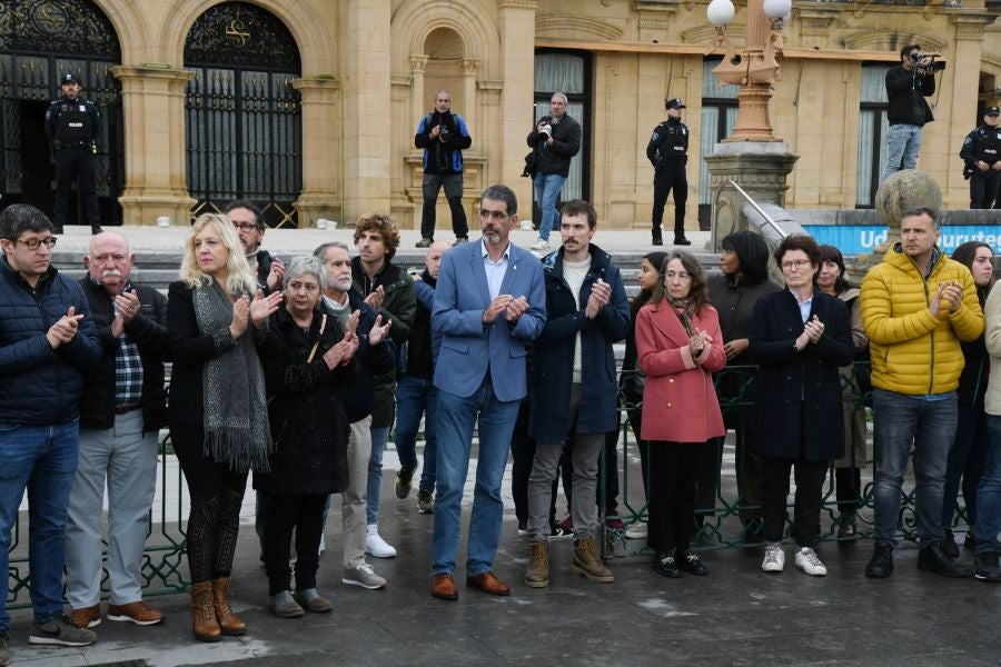 Fotos: Dolor y lágrimas en la concentración en recuerdo a Lukas Agirre