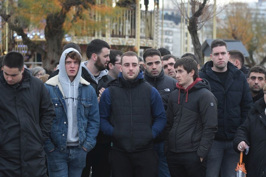 Fotos: Dolor y lágrimas en la concentración en recuerdo a Lukas Agirre