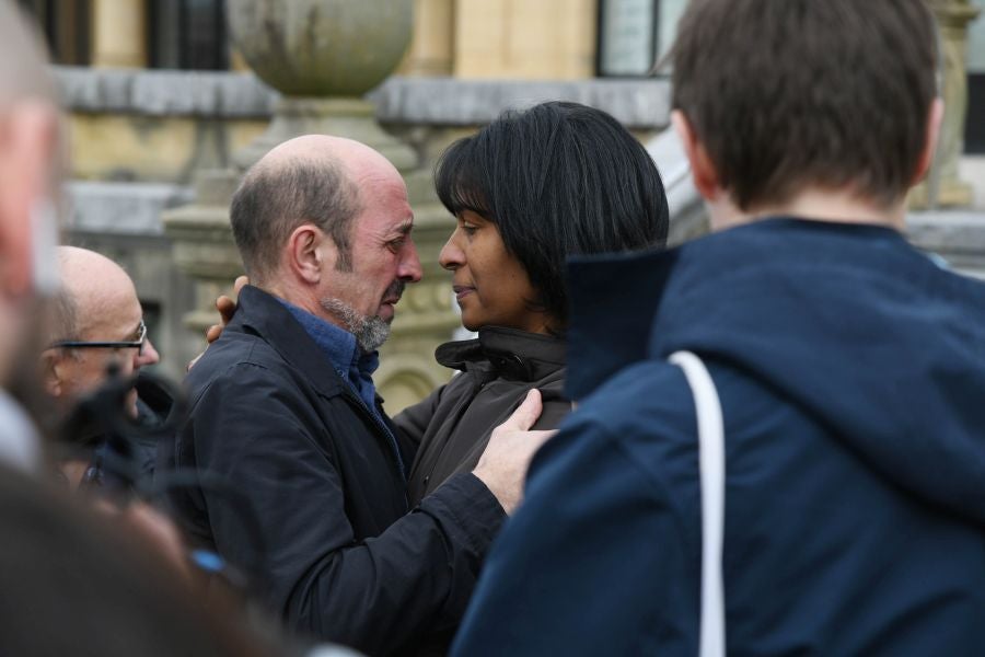 Fotos: Dolor y lágrimas en la concentración en recuerdo a Lukas Agirre