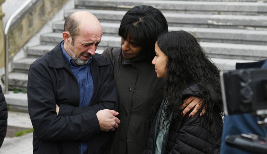 Fotos: Dolor y lágrimas en la concentración en recuerdo a Lukas Agirre