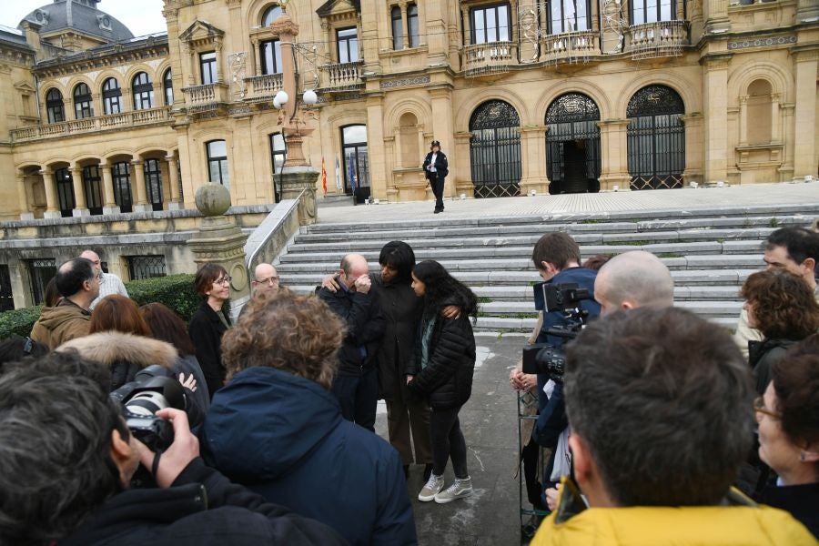 Fotos: Dolor y lágrimas en la concentración en recuerdo a Lukas Agirre