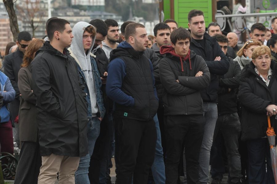 Fotos: Dolor y lágrimas en la concentración en recuerdo a Lukas Agirre