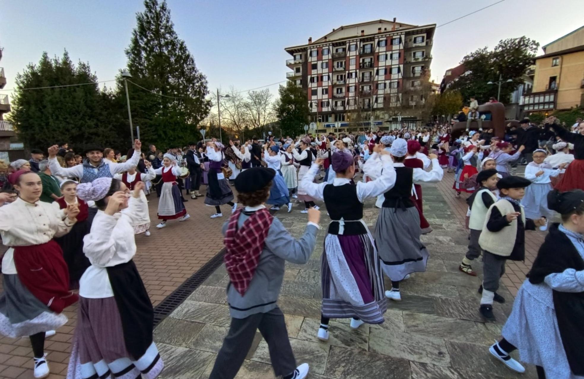 Los dantzaris pusieron en marcha la comparsa para acudir luego al Casco Histórico en Hernani. 