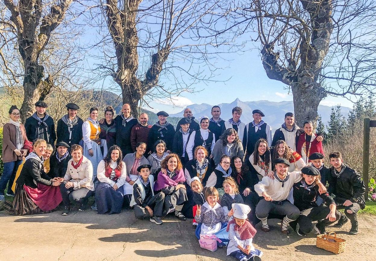 Urteaga baserri parean. Bertan amaitu zuten goizeko erronda. Ondoren, Itsasoko Ostatuan geldiunea egin zuten bazkaltzeko. Arratsaldean, Mandubi, Matxinbenta eta Alegi aldera abiatu ziren. Guztira, 47 etxeetan izan ziren.