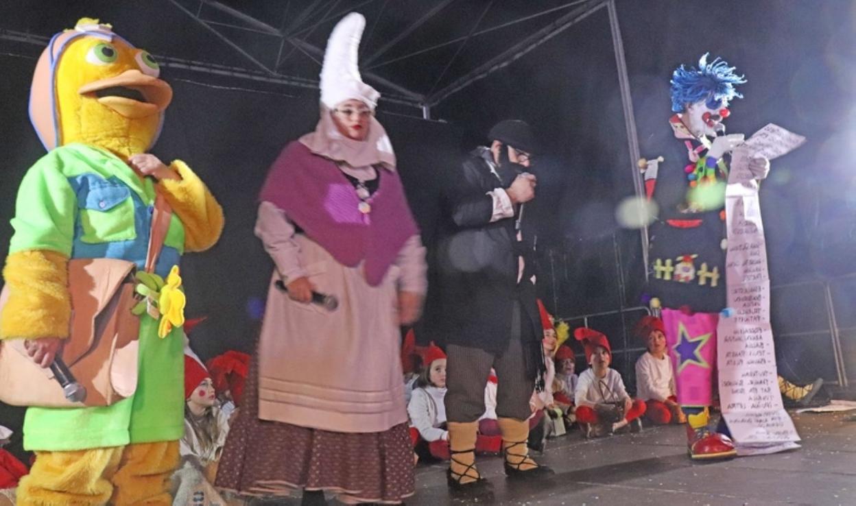 Alboka Abesbatza no faltó a su cita con los ancianos en Atsobakar, antes del festival protagonizado por el Olentzero y sus amigos. 