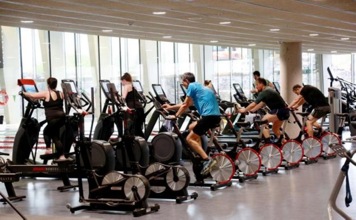 Usuarios de Donostia Kirola en el gimnasio del polideportivo de Altza. 