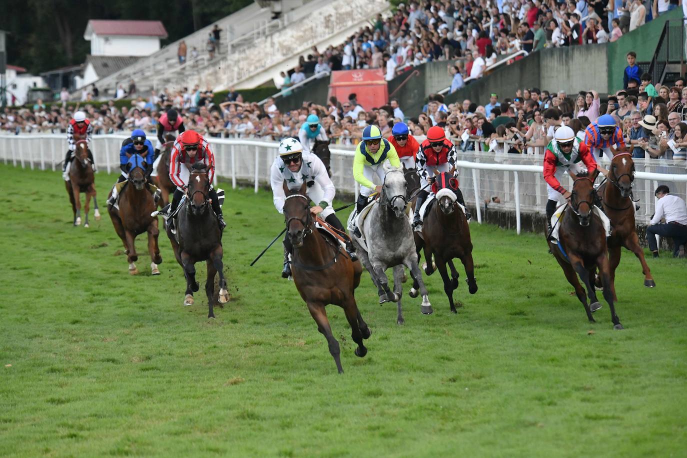 Carrera de caballos en el Hipódromo. 