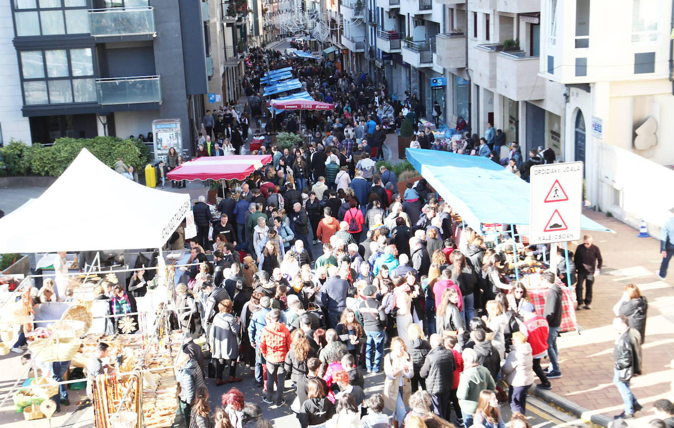 Fotos: Ambiente navideño en una feria muy especial en Ordizia