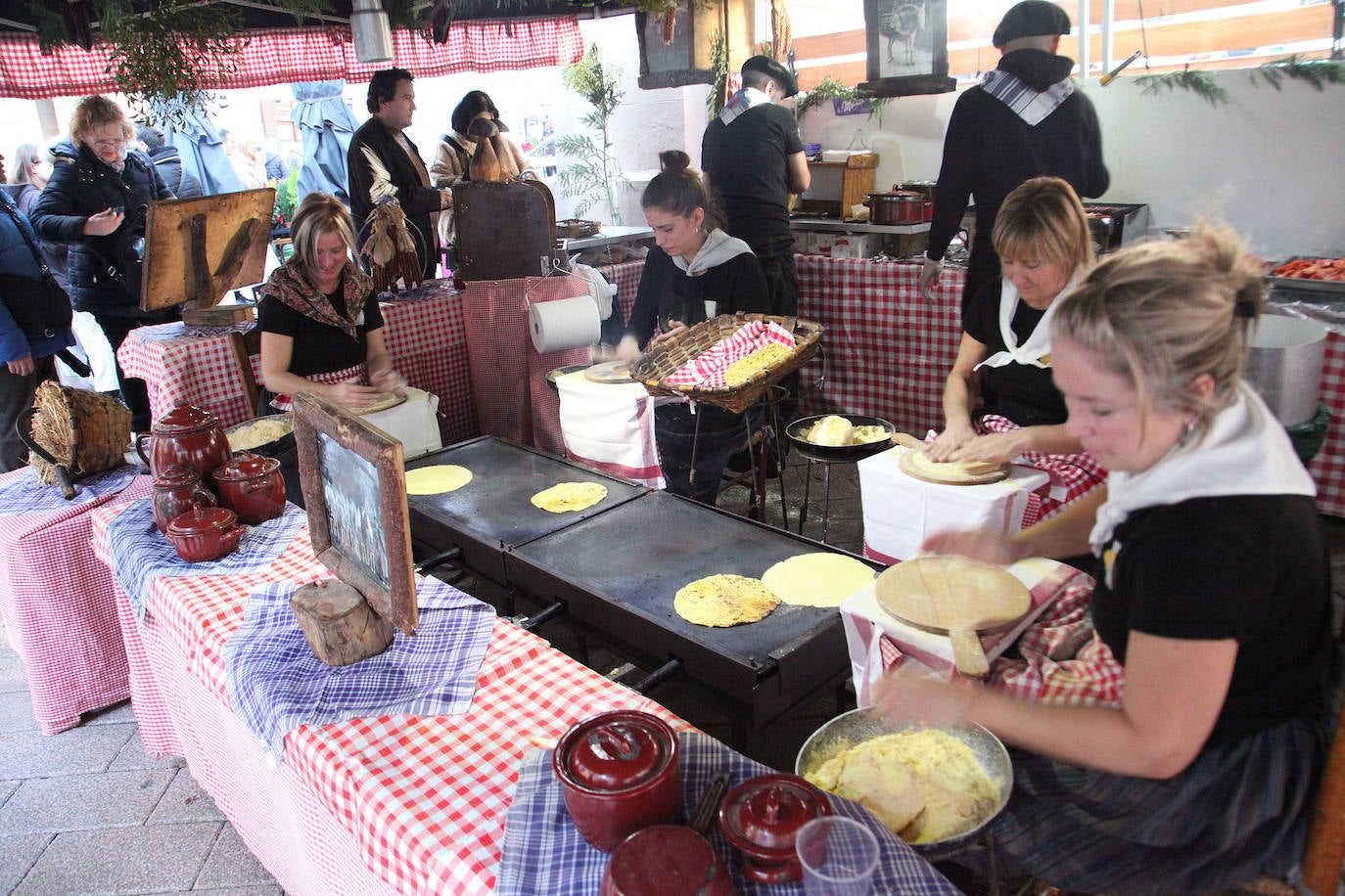 Fotos: Ambiente navideño en una feria muy especial en Ordizia