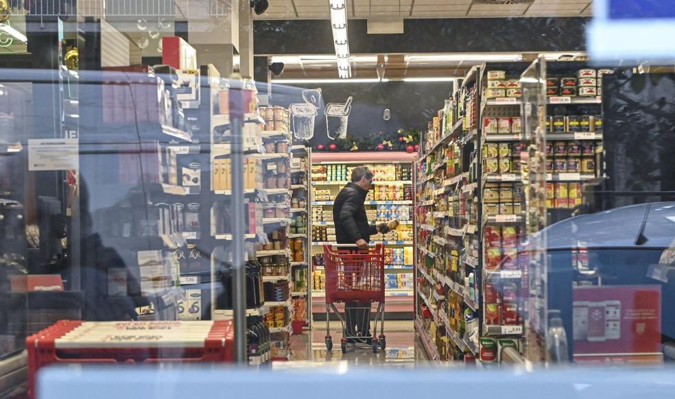 Un hombre realiza lacompra ayer en Donostia. 