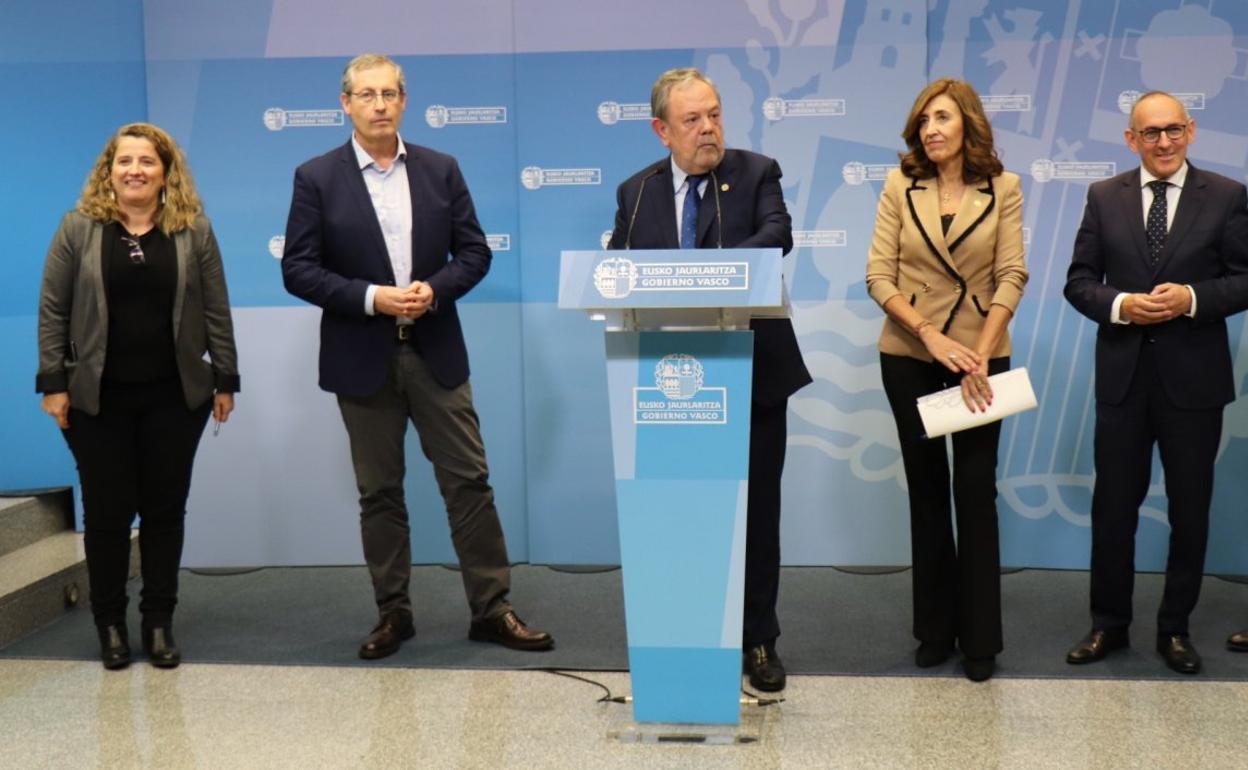 Olano, diputado general de Gipuzkoa, a la izquierda con los consejeros Azpiazu y Garamendi, y González (Araba).