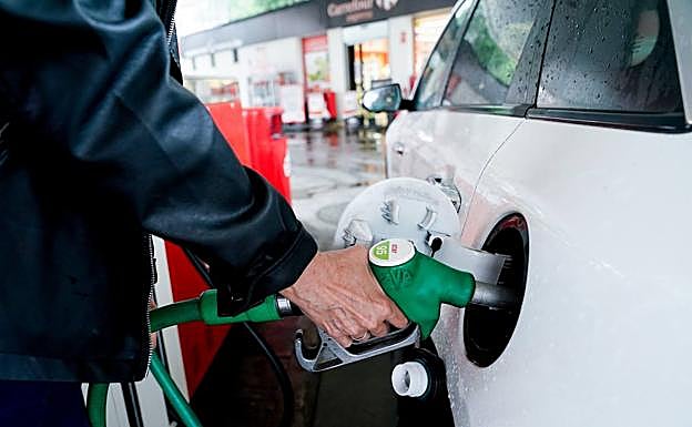 ¿Cuánta gasolina puedo guardar en bidones? ¿Caducará? ¿Me pueden multar?