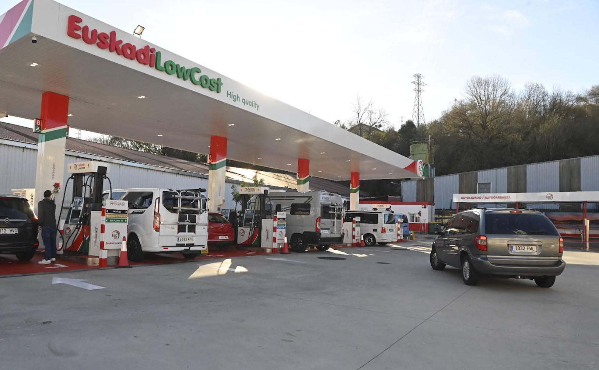 Varios conductores particulares llenan el depósito de sus vehículos esta mañana en la estación 'low cost' situada en el polígono 27 de Martutene. 
