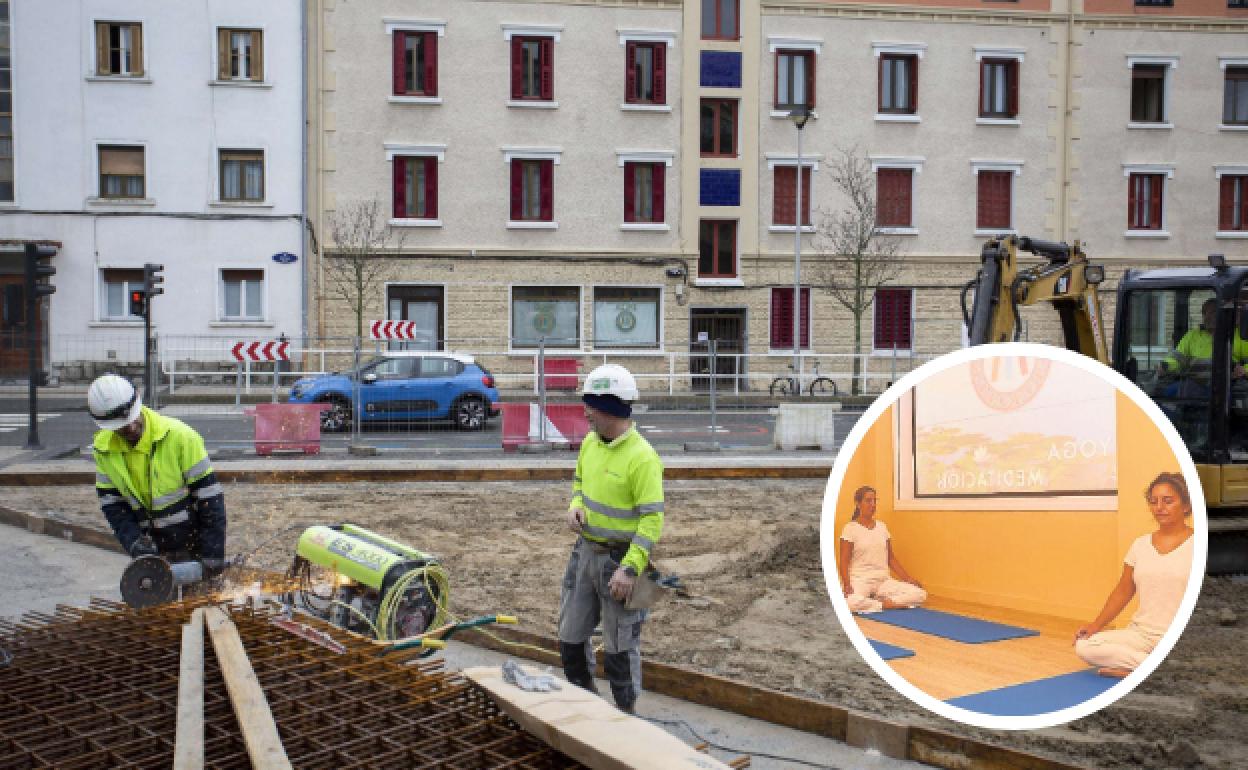 Ana Basa, a la izquierda, con dos alumnas en su centro Awen.