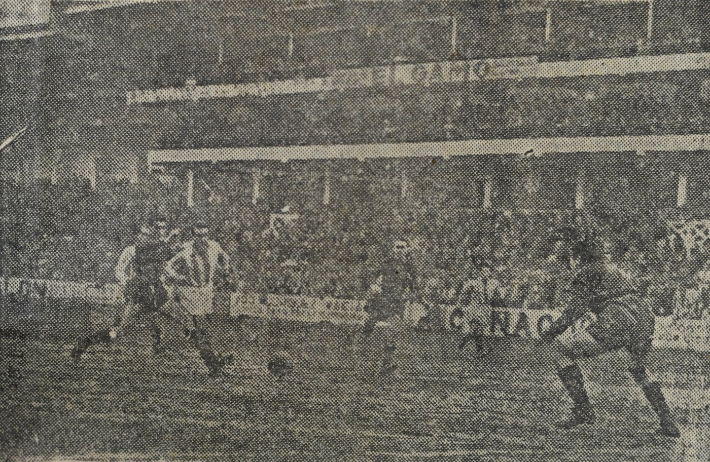 Imagen secundaria 1 - Arriba, Arambarri observa como el balón entra en la portería del Elche. Debajo, Epi encara a Velasco, guardameta del Barça. Sobre estas líneas Iñaki Alkiza pone la insignia de oro y billantes en la solapa de la chaqueta de José Luis Orbegozo. 