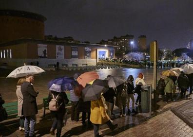 Imagen secundaria 1 - Unas 6.000 personas pasan por el Planetario de Pamplona para ver &#039;la mano de Irulegi&#039;