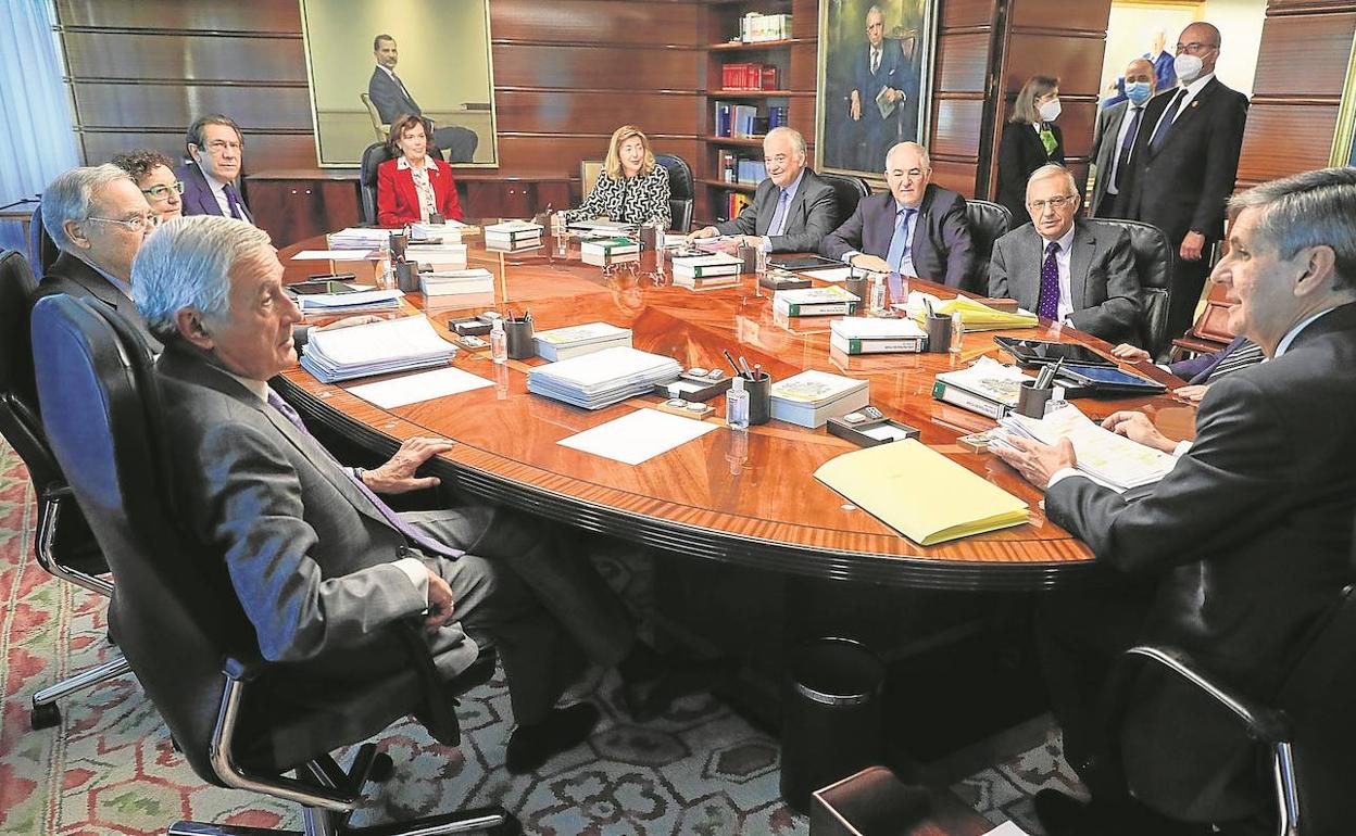 Pedro González-Trevijano preside uno de los plenos del Tribunal Constitucional.