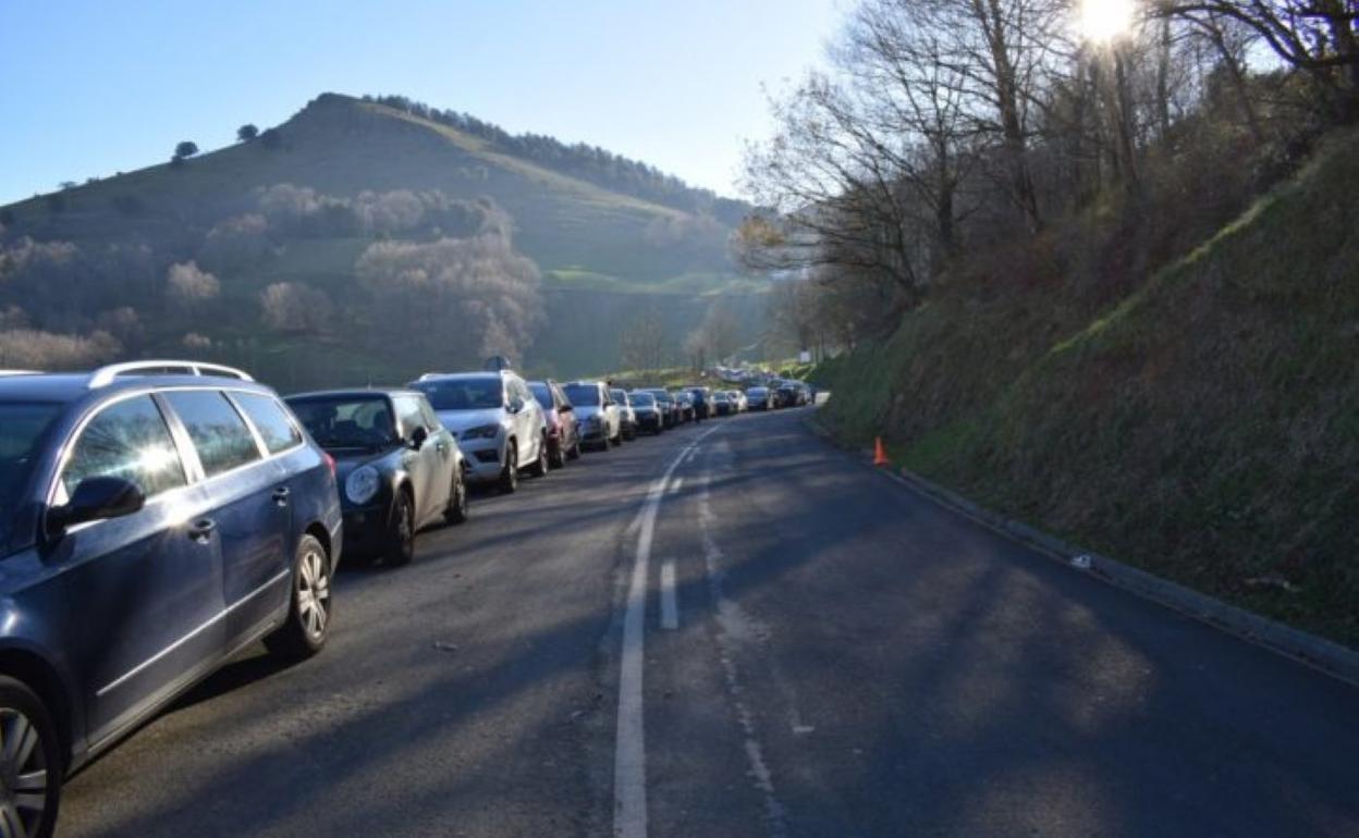 La Policía Municipal recomienda aparcar los vehículos solo al lado izquierdo de la carretera. 
