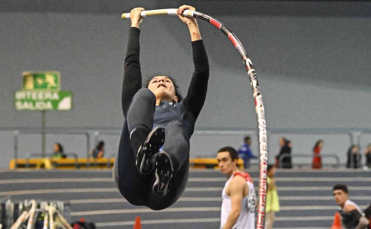 Malen Ruiz de Azua realiza un salto en Donostia. 