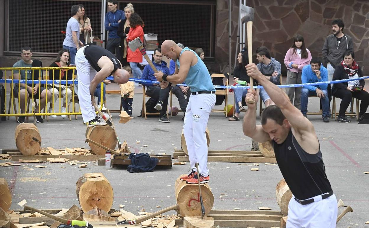 Varios aizkolaris participan en una exhibición en Berastegi.