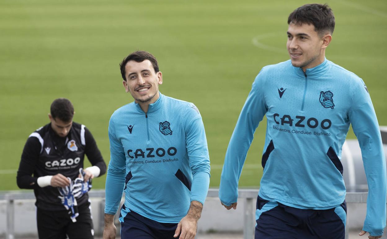 Oyarzabal accede ayer al campo Z2 de Zubieta para iniciar el último entrenamiento antes del partido contra Osasuna. 