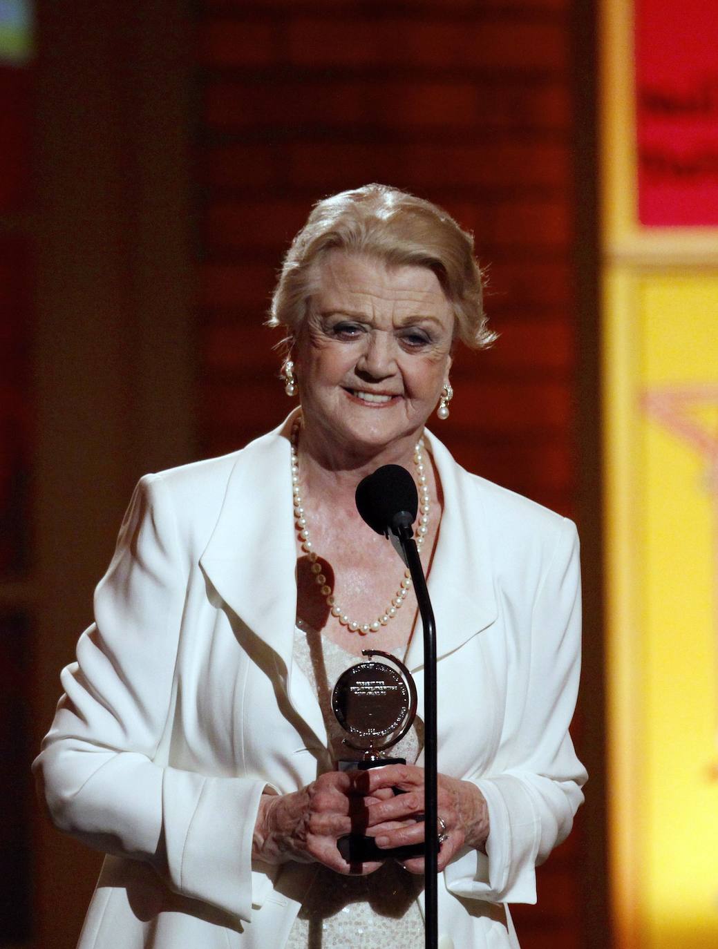 Angela Lansbury, 96 años. Actriz británica-estadounidense famosa por su papel de escritora y detective en la serie de televisión 'Murder'.