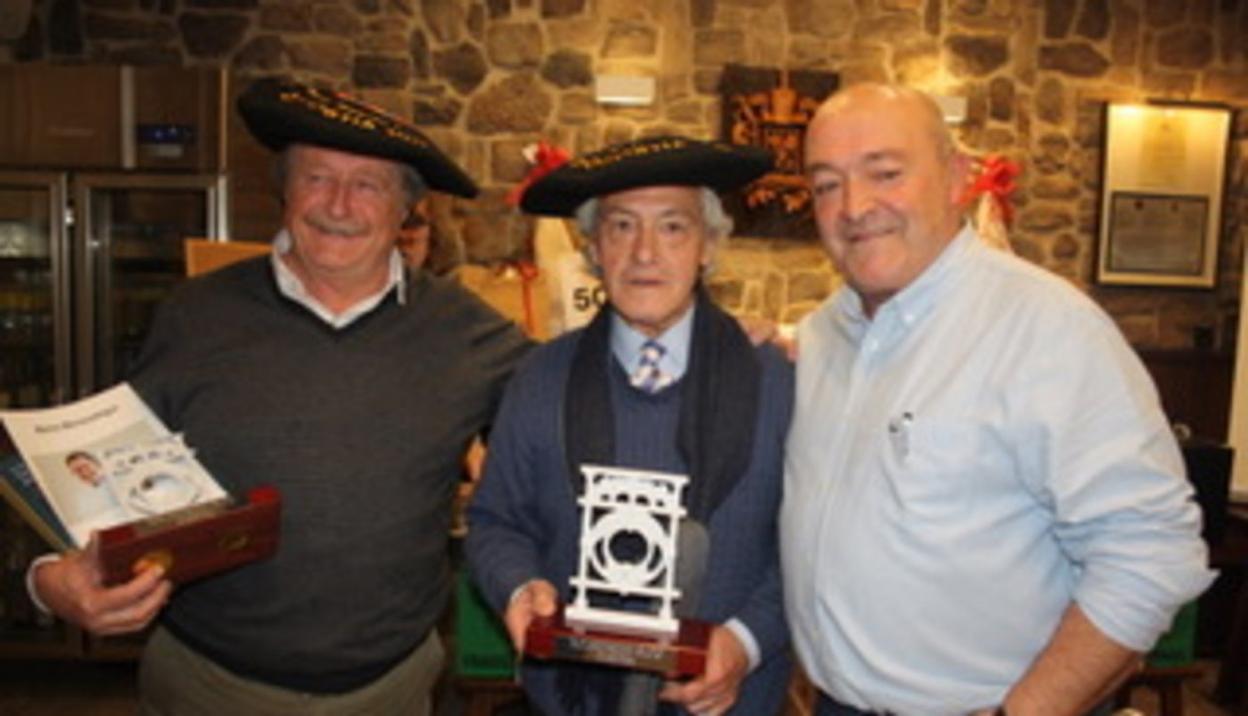 Juan Luis Larrea y Patxi Belandi, campeones, con el presidente de Gaztelubide, Joserra Mendizabal.