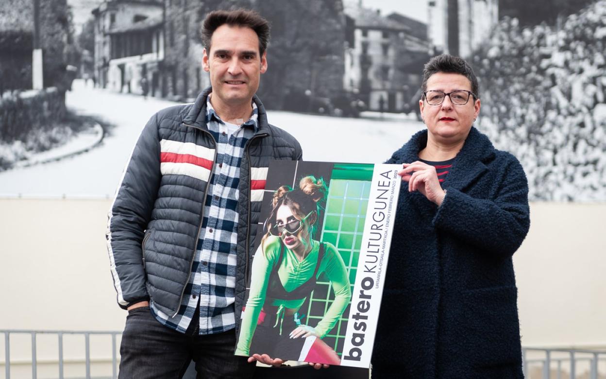 Mikel Emezabal, director de la Escuela Municipal de Música, y Txitxu Ruiz, concejala de Cultura.