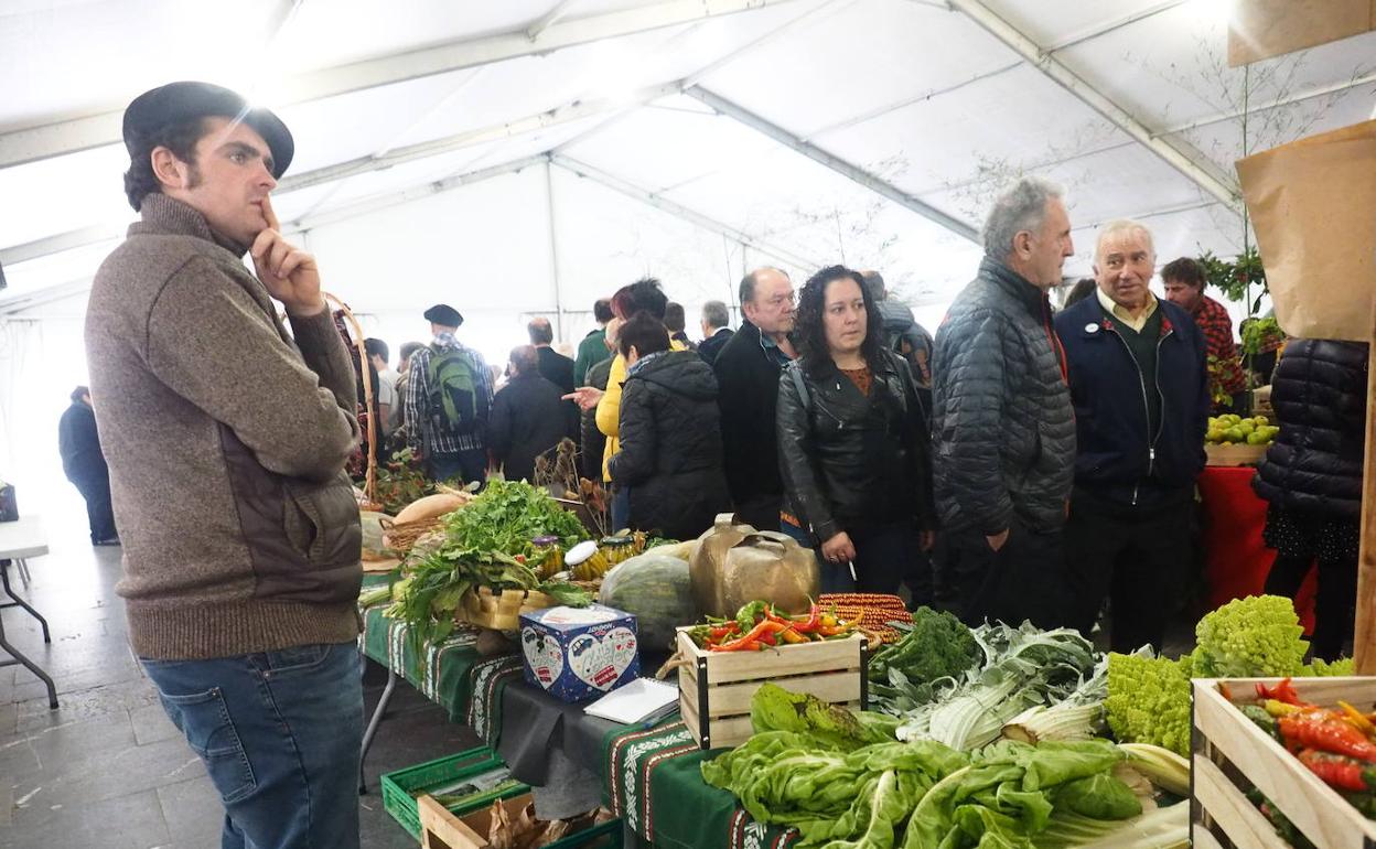 Uno de los puestos de la feria de Gabon Zahar de Elgoibar.