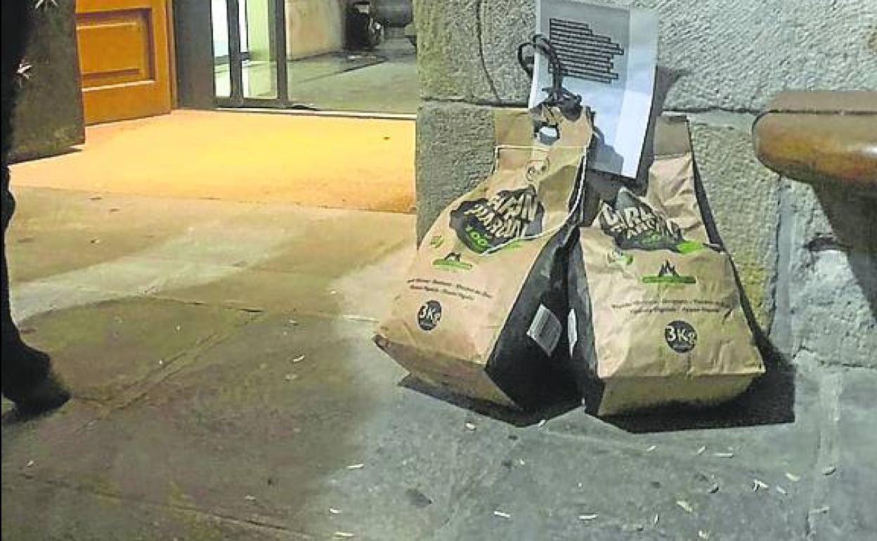 Los sacos de carbón transportados en burro en los soportales y junto a la administración municipal