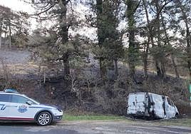 La furgoneta calcinada en la zona de Pikogarate.