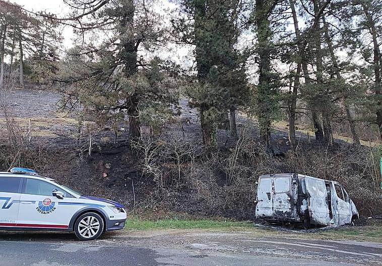 La furgoneta calcinada en la zona de Pikogarate.