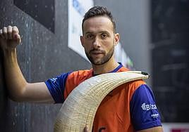 Imanol López, ayer en el frontón de Gernika durante la elección de material de la final.