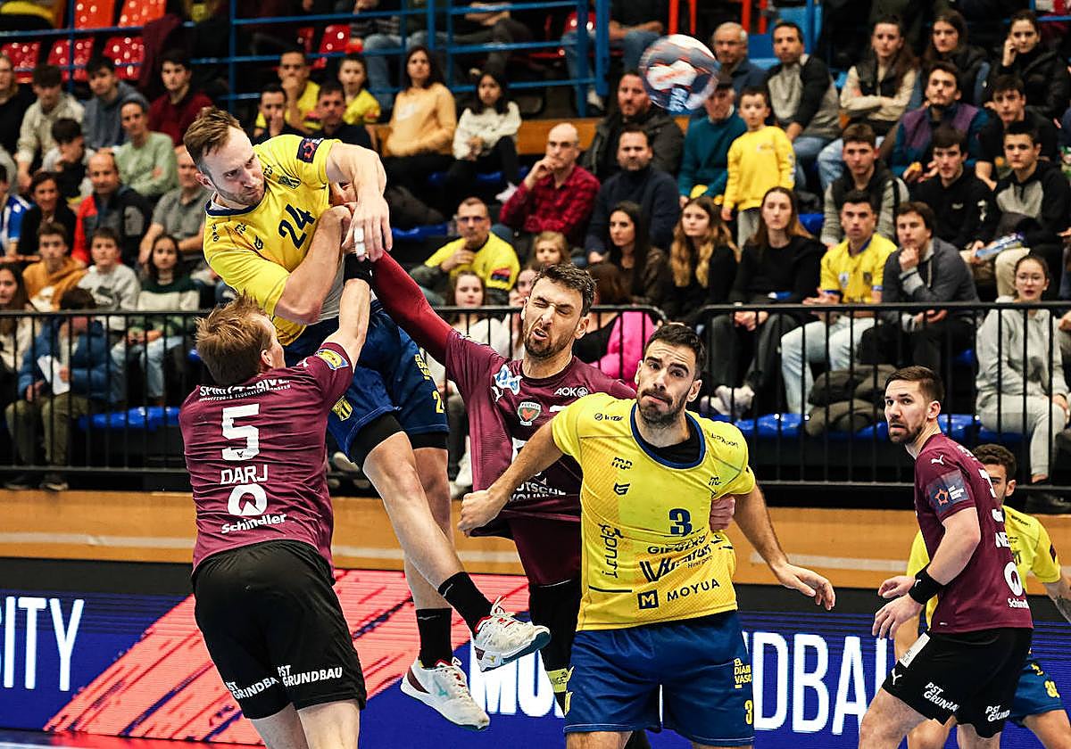 Mitic intenta un lanzamiento por encima de la defensa delc Fusche Berlin