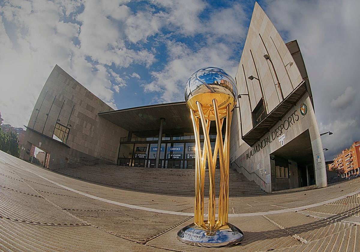 El trofeo de la Copa, ante la escalinata del Olímpico de Badalona.