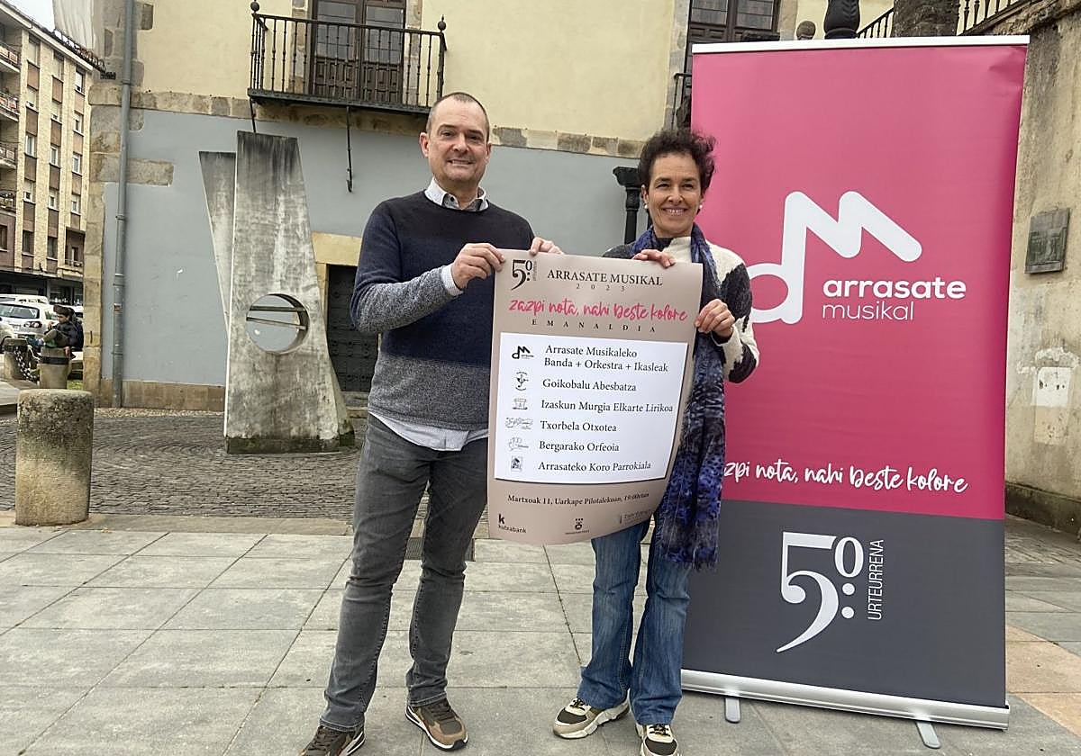 Eduardo Arzamendi y Marta Izagirre muestran el cartel del evento organizado el 11 de marzo en Uarkape