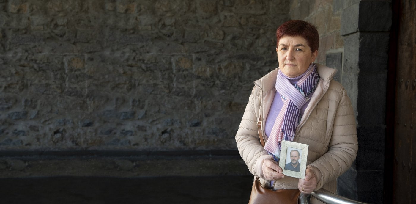 Mari Carmen Mendizabal sostiene la foto de su marido, Luis Mari Sukia.