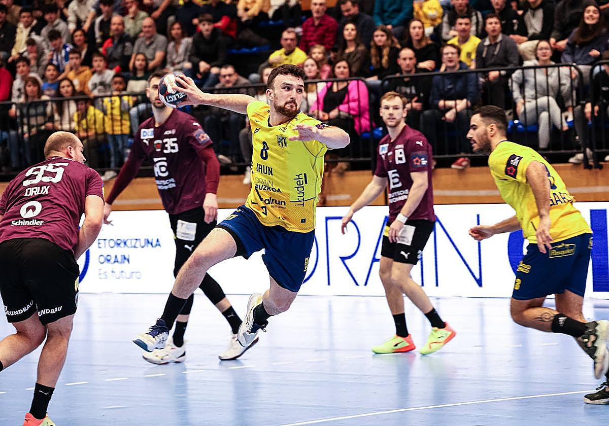 Zabala se dispone a lanzar desde seis metros ante el Fusche Berlin